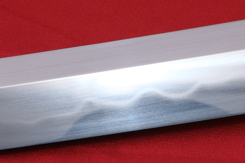 foto Wakizashi IWADE ru�n� kovan� z oceli 1095 a re�ln�m hamonem od firmy Kawashima