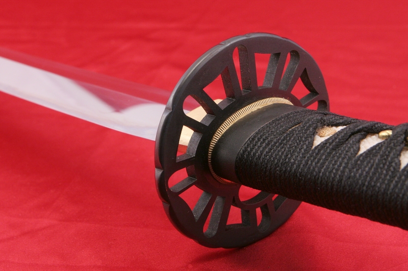 foto Wakizashi IWADE ru�n� kovan� z oceli 1095 a re�ln�m hamonem od firmy Kawashima