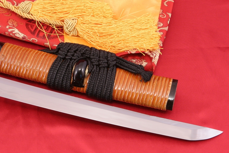 foto Wakizashi IWADE ru�n� kovan� z oceli 1095 a re�ln�m hamonem od firmy Kawashima